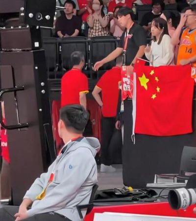 铜牌战不敌伊朗后，队员中圈鞠躬致谢郭士强率教练组先行离场