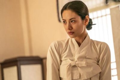 Netflix新剧女主被指"整容脸"出戏，观众：像现代人穿越