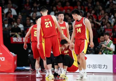记者:中国男篮今日启程回国,队伍在回国后将原地解散