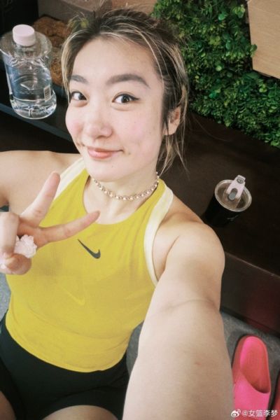 元气满满！李梦社媒晒自拍：假装健身👧🏻女孩 自律早餐