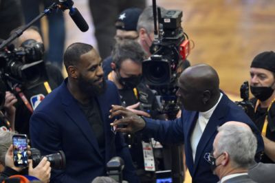 美记：詹姆斯去76人“不夺冠便成仁” 他和乔丹的比较仍在继续