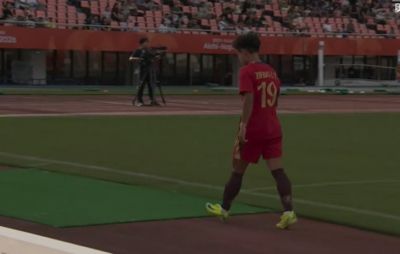 中国女足第19分钟进行换人调整，张琳艳疑似因伤被谢宗梅换下
