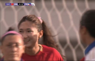 中国女足1-0领先菲律宾!王妍雯头球破门,张睿长传助攻