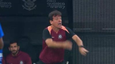 巴媒:德佩带头请求科林蒂安留任迪尼斯,认为换帅会加剧混乱