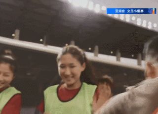娃娃脸杀手，赛后中国女足前锋王妍雯对镜头做出“戴帽”动作