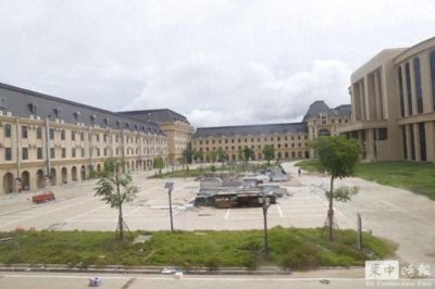 柬埔寨“8号电诈园区”内部曝光：墙上挂中文标语“请不要假装很努力，结果不会陪你演戏”，办公住宿餐饮俱全，道路装监控……