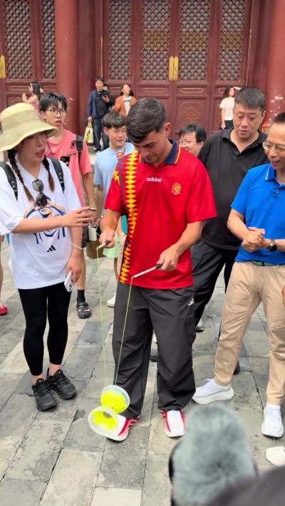 玩得如何?佩德里中国行抖空竹,詹俊现场解说