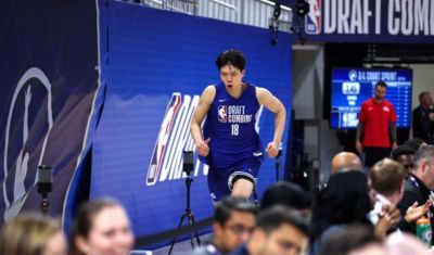 离谱！男篮未来——沦为NBA货架添头，21岁杨瀚森太扎心
