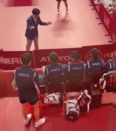赛前，孙颖莎为何特意看管椅子？日本主办方不该犯错，王励勤该出手