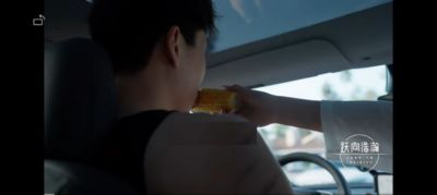 甜蜜！杨瀚森开车前往特训场馆 女友在副驾贴心递上玉米