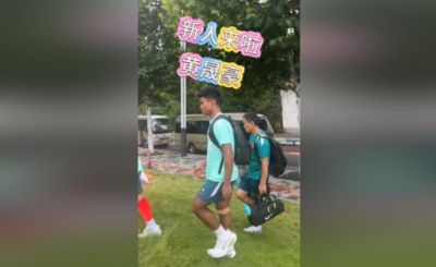 黄晟豪加入国足备战训练，他与戴伟浚粤语普通话无缝衔接交流