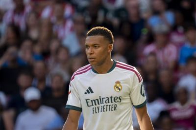 记者：姆巴佩时刻宣称自己值得拿金球奖，但德比战时他显得很平庸