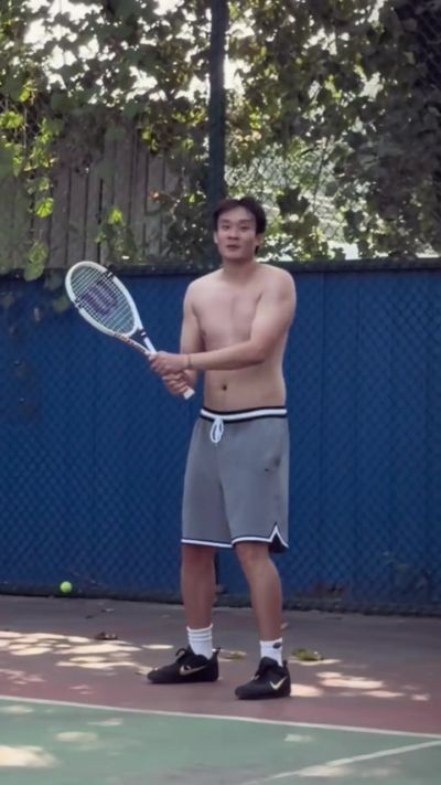 丁彦雨航打网球：练了三个月 感觉网球还挺简单的！