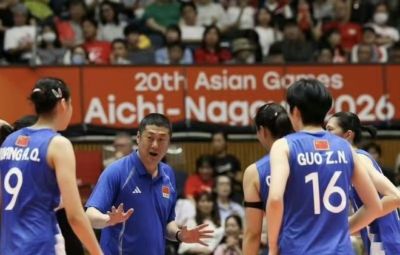 中国女排23-24落后！赵勇暂停布置战术：怎么布置你们自己想一想