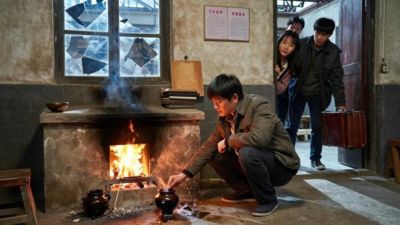 80年代我娶了受处分的女学者，婚后照料她生活好几年，她平反后冷面离开，十几天后大领导亲自上门给我递请帖