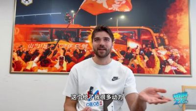 泽卡：泰山青年小将们很有潜质，护腿板是儿子送我的