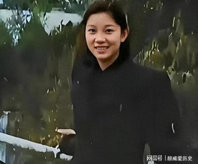 毛岸英遗孀刘思齐有多美？19岁少女时期珍贵留影，清纯可人又活泼灵动