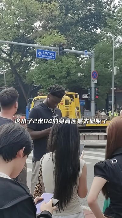 继续中国行之旅！迪班萨来到北京品尝糖葫芦 游览故宫兴致高