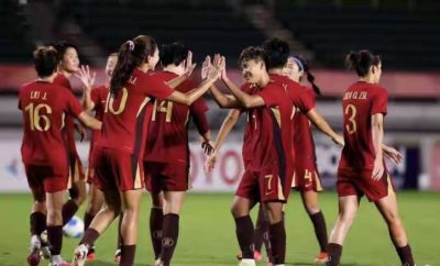 2：0！王妍雯双响，中国女足半场领先菲律宾，稳获小组第1