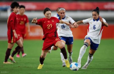 5-1大胜，中国女足第一晋级，1人2场比赛浪费七八次机会，球迷：9号她不配穿