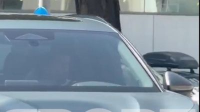 阿德耶米离开巴萨体育城，回酒店换正装，然后去办公室签约