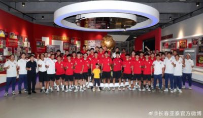 长春亚泰队参观亚泰文化馆开展传承精神主题教育