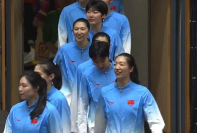 女排夺冠颁奖！全队手拉手站颁奖台，吴梦洁打量金牌，日本沮丧！