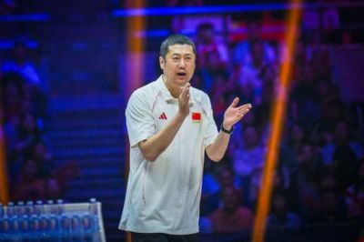 中国女排23天自我救赎！无缘直通奥运后连胜泰国日本，加冕十金王