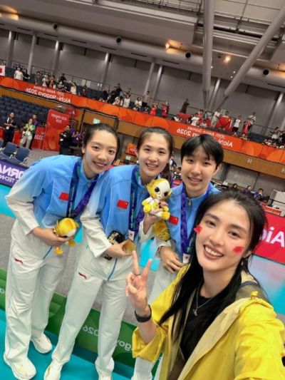 赵丽娜现场见证中国女排夺冠：相信中国女排！相信中国女人！