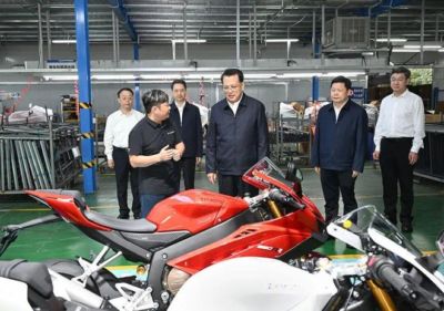 重庆市委书记袁家军赴张雪机车调研，张雪介绍情况