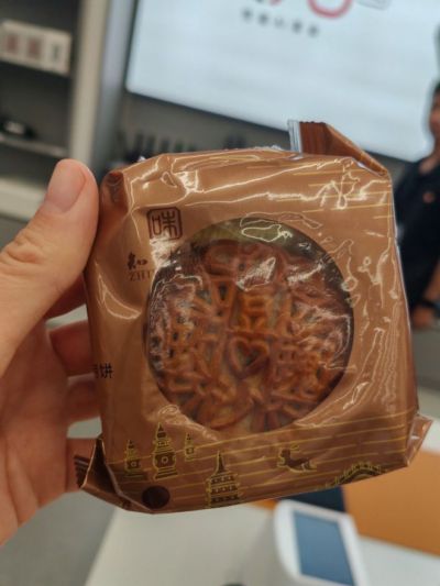 网传小米外包员工领中秋月饼遭拒：大厂外包，原来是最体面的职场二等公民