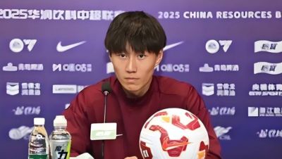 上港队本赛季将这位指挥官外租到青岛西海岸，如今练级基本成功，下赛季有望回归。