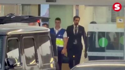 经纪人门德斯抵达巴塞罗那，将出席阿德耶米签约亮相仪式