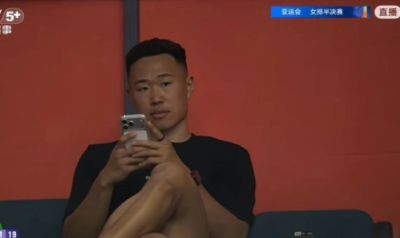 中国男篮名将专程为女排加油，7月曾赴香港看球，特别关心龚翔宇