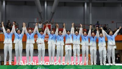 王奥芊为赵勇戴上金牌！两次挑战+终局换人成妙手 亚锦赛折戟致蜕变