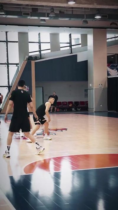 福建男篮夏训进行时！专注当下 继续打磨！