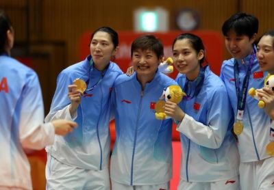 带伤86分成得分王！吴梦洁发球绝杀赛场舞蹈 美媒：1.9米的排球女神