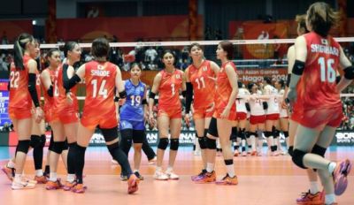 日本女排颁奖全程黑脸！终局10-2被逆转有人想哭 日媒：心理防线被击溃