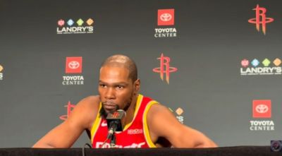 KD：我们抢下前场板后的转换不好 半场进攻也需要多传球更有耐心