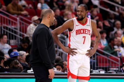 乌度卡：12名球员都值得上场 赛季初会用长轮换 要控制KD的时间