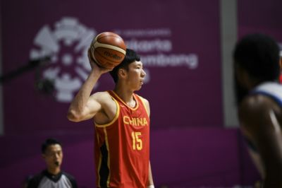 热度很高！“周琦主动表态愿出战亚运会被拒”冲上微博热搜前五