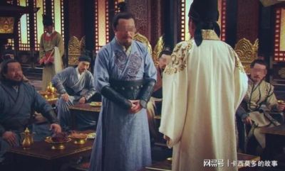 赵匡胤设宴，石守信发现自己坐在离龙椅最远处，立即佯醉告退保命