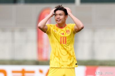 王钰栋暴怒！被撞翻后锁喉对手，主裁连出3黄，7分钟两次冲突