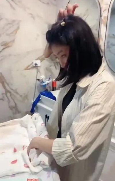“爷爷黄毛,奶奶满背!”一家五口火了,网友:孩子小学毕业就算高学历!