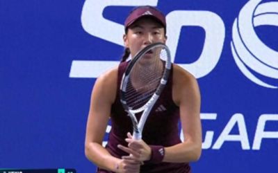 2-0横扫！WTA大喜讯：美网被淘汰仅20天，中国金花一姐掀翻奥运亚军，真是又美又能打！郑钦文全力追赶