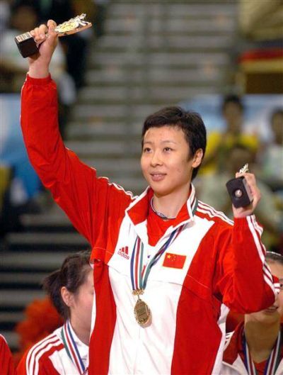 冯坤现场见证中国女排夺冠：她坐在场边，满眼都是年轻的自己