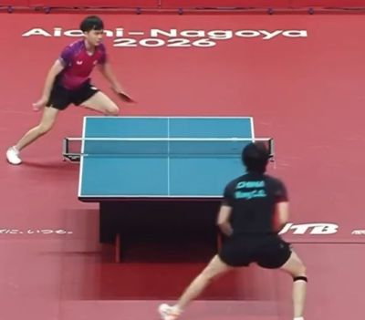 仰天怒吼+挥拳蹦跳！王楚钦决胜1分后释放压力 王励勤起身疯狂鼓掌