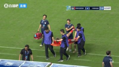 河南外援纳萨里奥加时赛疑似抽筋伤退，被担架抬下场
