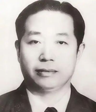 刺蒋失败后，顶级杀手投奔延安，伟人当场断言：你绝不能留在这里！