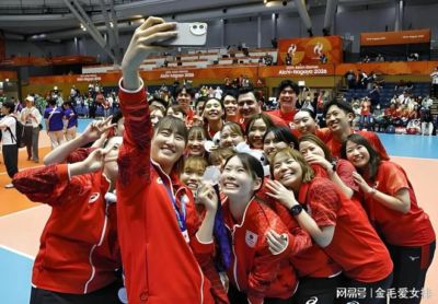 输球后日本球迷怒喷女排：赛前涂口红，输球还敢笑，主教练应下课